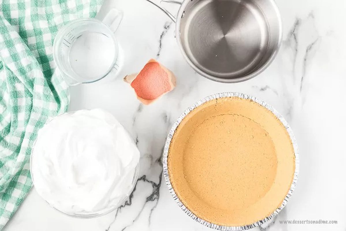 Strawberry jello pie recipe is an easy and classic dessert you can make in minutes. Retro Strawberry jello pie recipe is so light and fluffy and you only need 5 ingredients! Strawberry jello pie cool whip recipe with no bake graham cracker crust makes Strawberry jello pie easy. #dessertonadime #strawberryjellopierecipe Ingredients needed - water, jello, cool whip and graham cracker crust