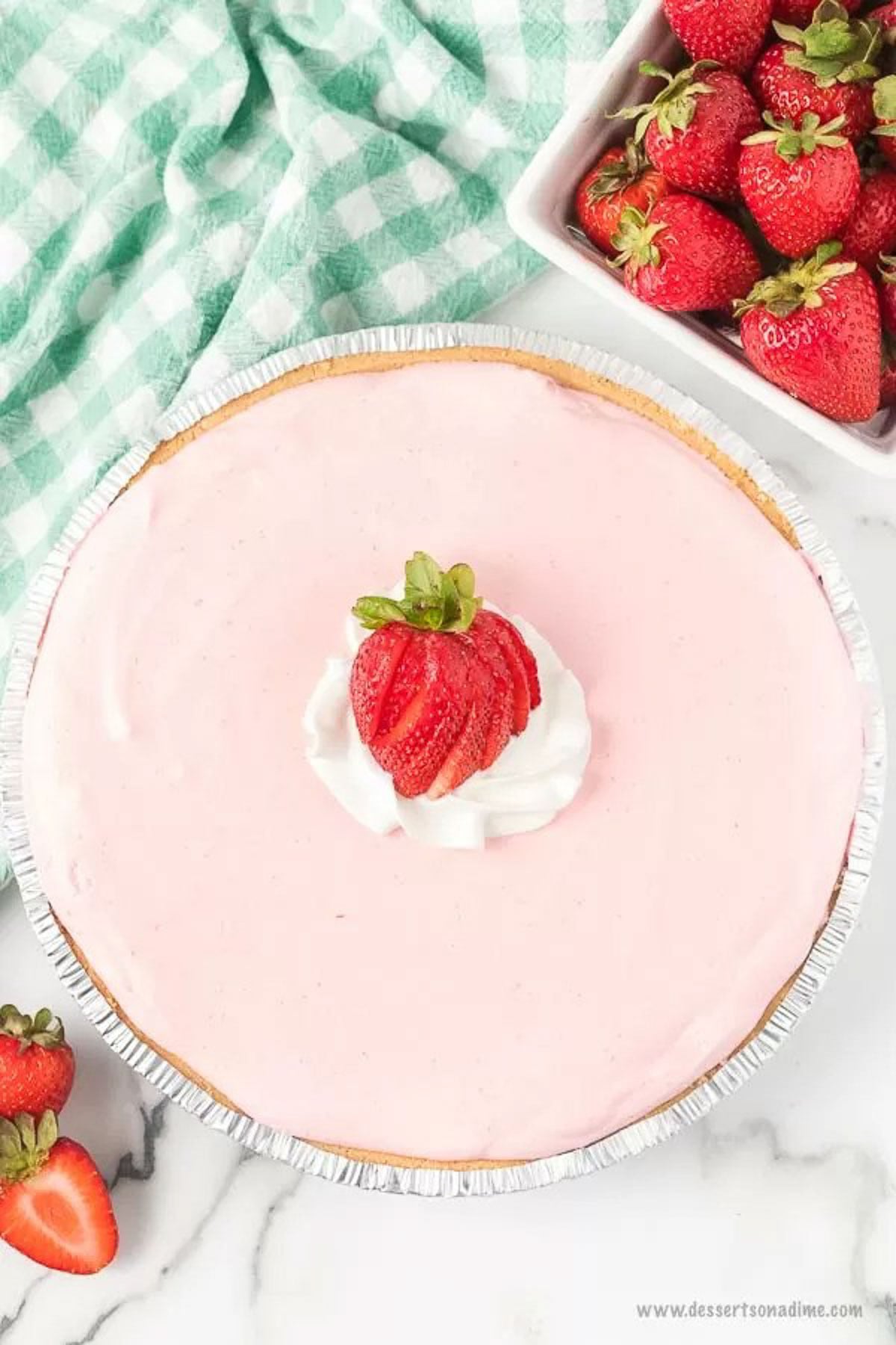 Strawberry jello pie recipe is an easy and classic dessert you can make in minutes. Retro Strawberry jello pie recipe is so light and fluffy and you only need 5 ingredients! Strawberry jello pie cool whip recipe with no bake graham cracker crust makes Strawberry jello pie easy. #dessertonadime #strawberryjellopierecipe A whole strawberry jello pie with slice strawberries