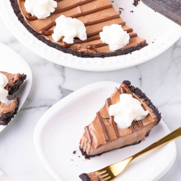 Nutella Cheesecake being sliced.