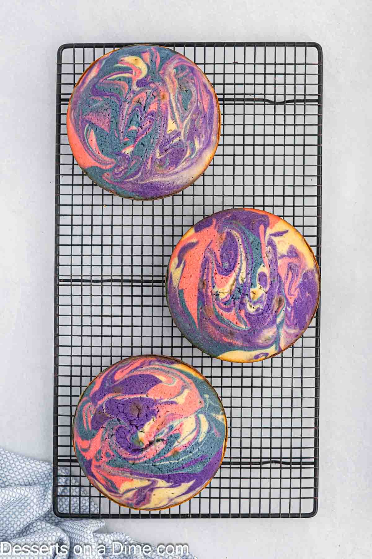 Cakes on cooling rack cooling. 