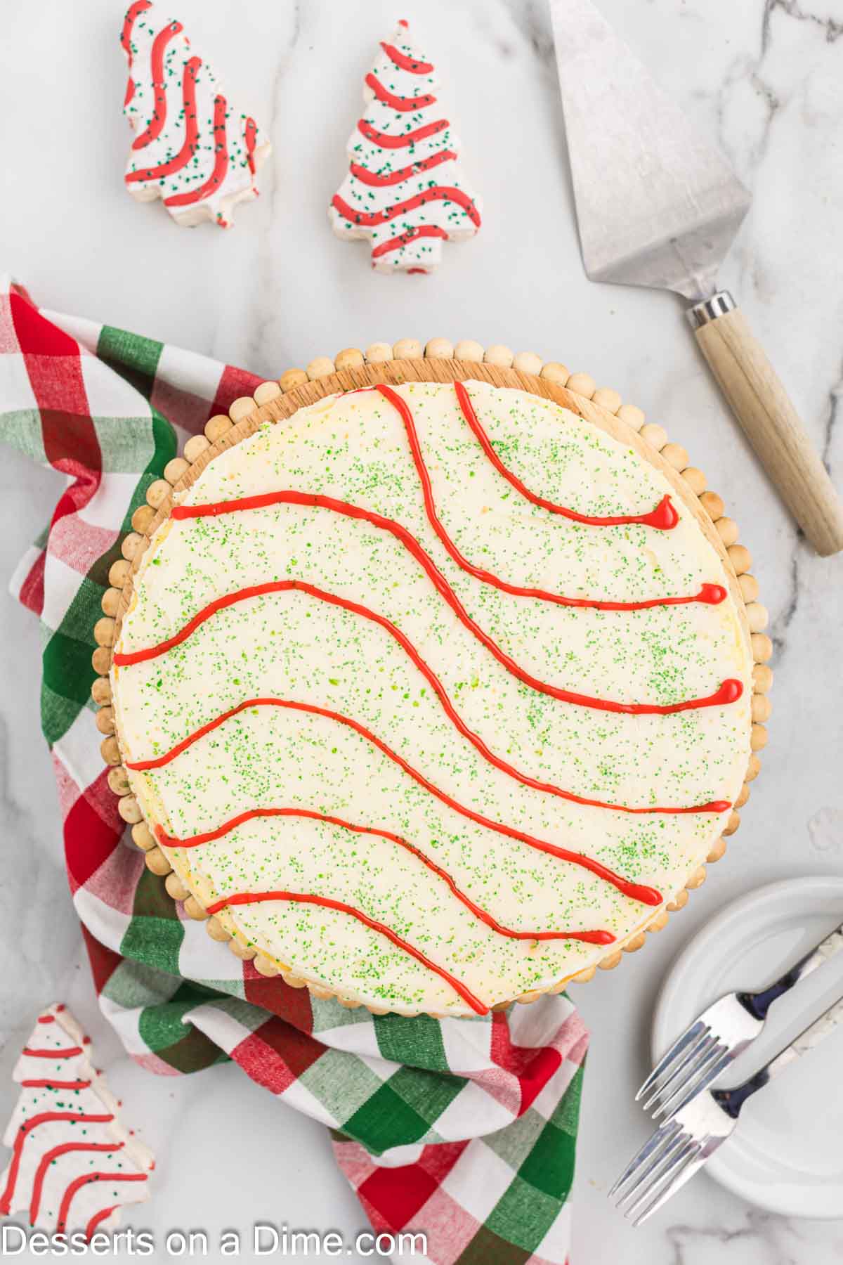 Cookie icing on cheesecake to look like stripes. 