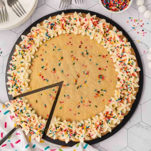 Sugar cookie cake being sliced.