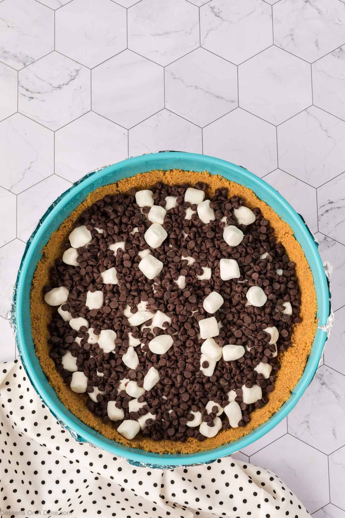 Mini chocolate chips and marshmallows in the crust.