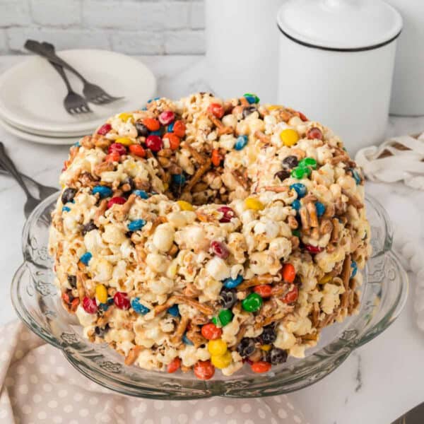 Popcorn cake ready to serve.