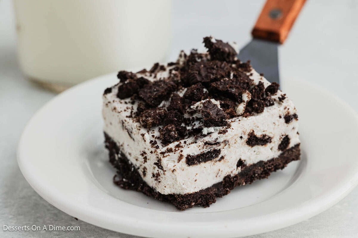 Slice of No Bake Oreo Bars on a plate.
